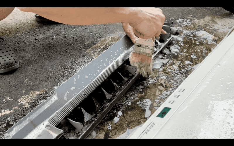 冷氣拆卸零件清洗，使用軟刷徹底清洗乾淨