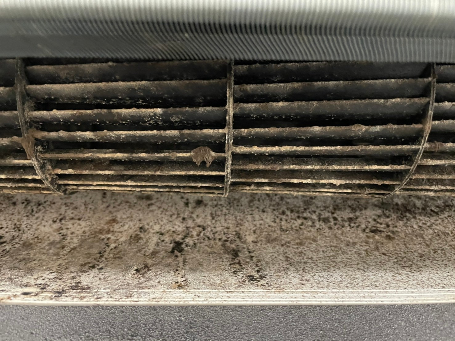 直視冷氣內部，滿滿的污垢吹入家裡環境中，冷氣真的需要定期清洗！