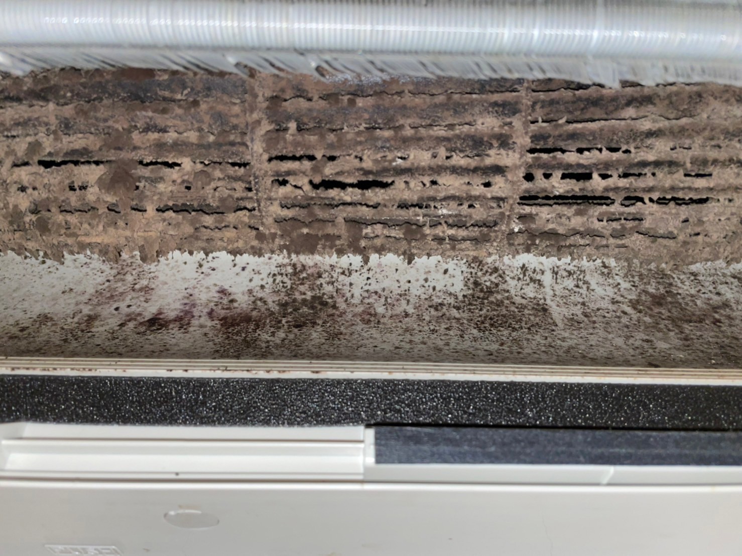 冷氣清洗前，拆開內部看到積年累月的污垢，真是觸目驚心！