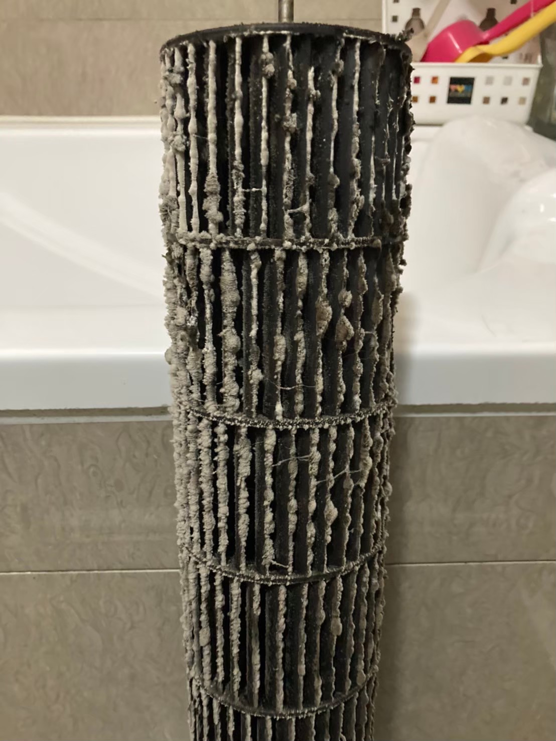 冷氣內部充滿了污垢，想要提升冷氣效能，趕快聯絡洗洋洋冷氣清洗吧！