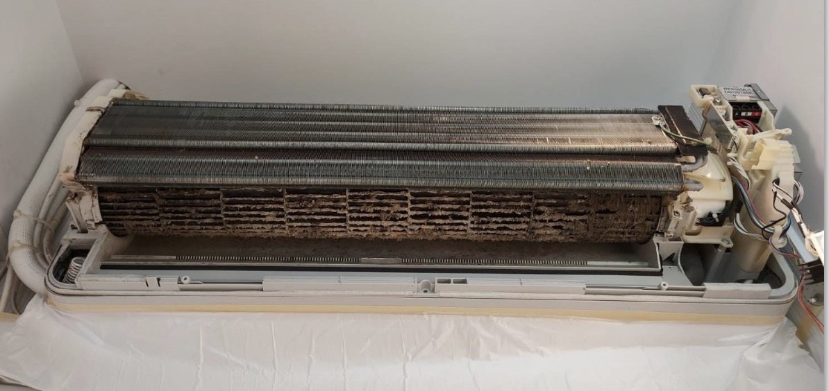 拆開冷氣，內部長期累積下來的髒污，會影響冷氣效能，導致冷氣不冷！