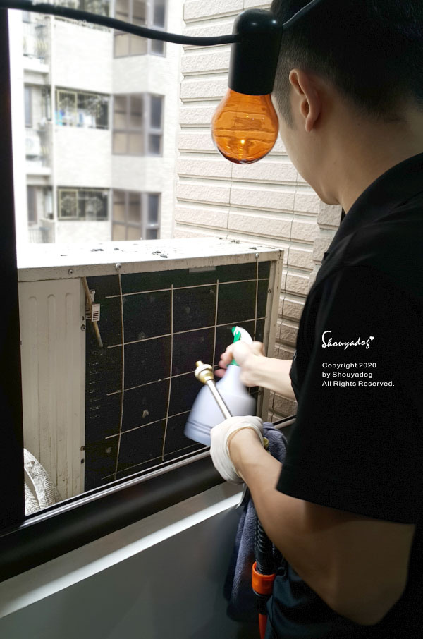 如果鰭片上卡那種灰色的污泥或黑點，可以噴一點清潔劑，等5分鐘後再沖掉。記得散熱鰭片是鋁片很脆弱，不要拿鐵刷硬刷，用軟毛刷輕輕刷外框或卡灰塵的邊邊角角。