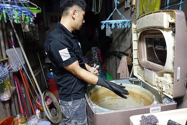 洗衣機清洗、洗衣機推薦洗洋洋，洗洋洋居家清潔的小鮮肉戴上手套要開始做洗衣機清潔囉！