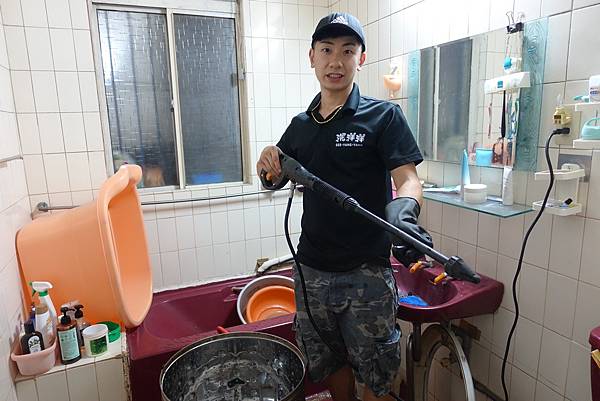 洗衣機清洗、洗衣機推薦洗洋洋，你們看像不像在消毒的？這其實是噴水機喔！擁有高壓超強水柱，零死角全面清潔，所以洗洗衣機不管怎麼難洗的汙垢都可以清洗乾淨～