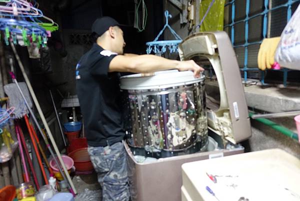 洗衣機清洗、洗衣機推薦洗洋洋，洗衣機清潔全程都不使用清潔劑還可以刷得這麼乾淨，真的必須鼓勵一下洗洋洋居家清潔的小鮮肉超認真洗洗衣機喔！