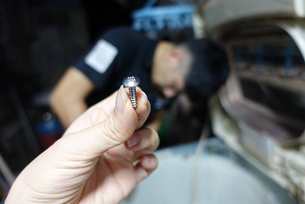 洗衣機清洗、洗衣機推薦洗洋洋，洗衣機清潔發現我原本的螺絲生鏽了，洗洗衣機安裝完後還幫我換了新的防生鏽螺絲