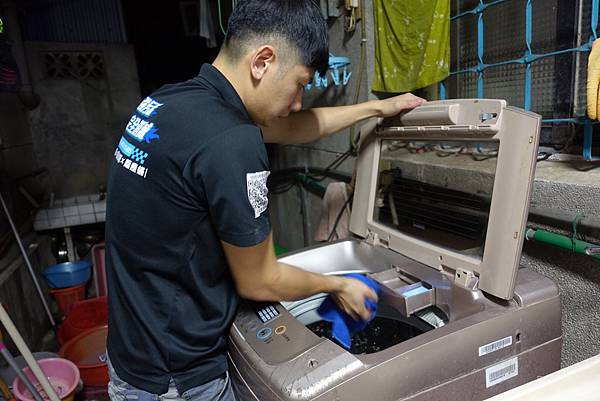 洗衣機清洗、洗衣機推薦洗洋洋，洗衣機的蓋子擦拭乾淨