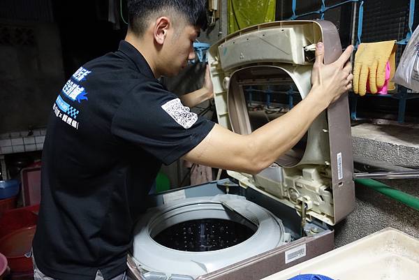 洗衣機清洗、洗衣機推薦洗洋洋，洗衣機清潔再來是把螺絲釘先拆下來