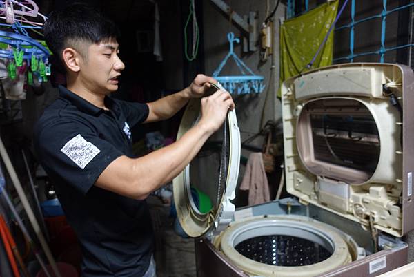 洗衣機清洗、洗衣機推薦洗洋洋，洗衣機這上面是累積了10幾年的陳年汙垢！