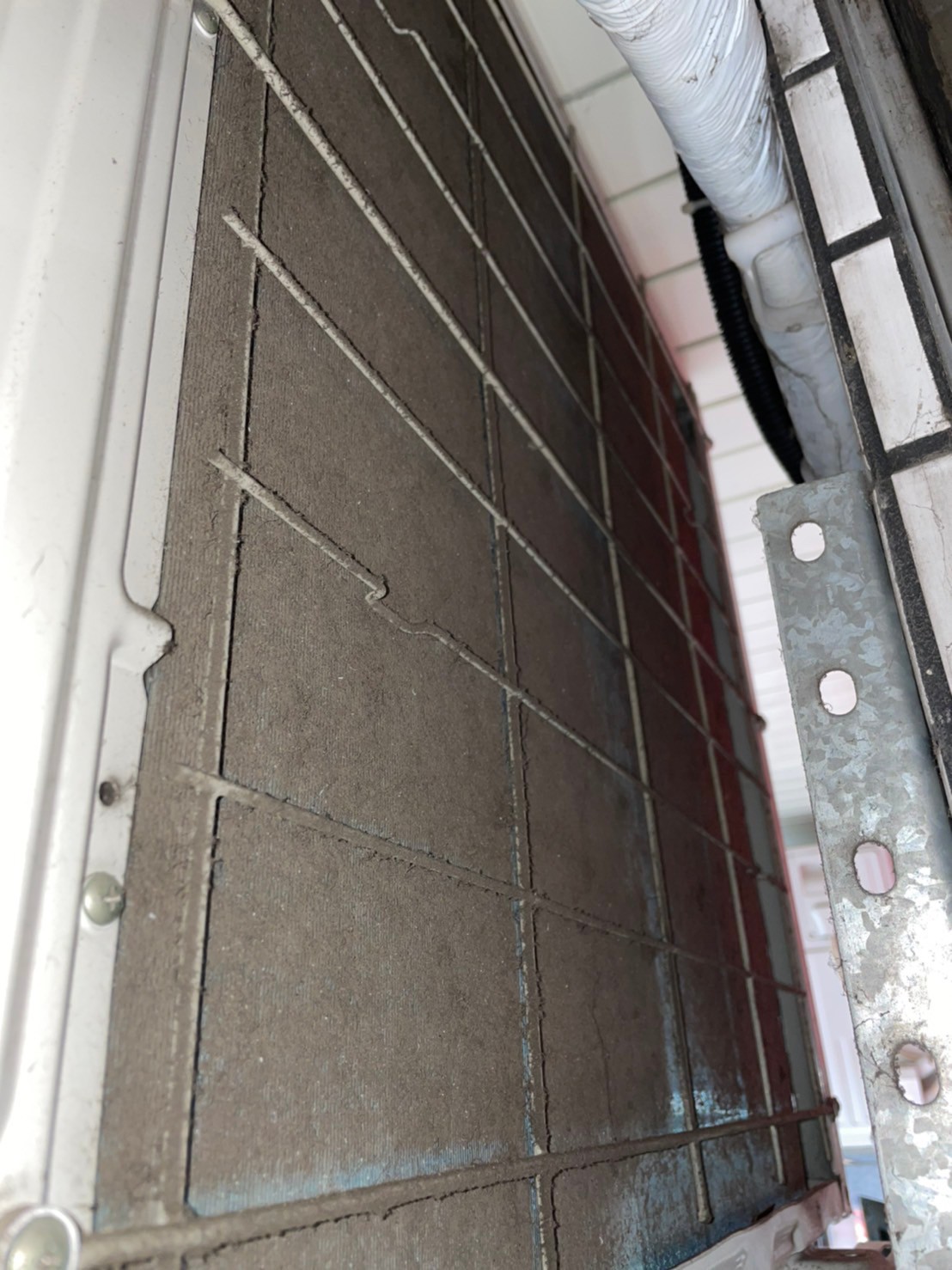 冷氣室外機需要清洗，因為灰塵、髒污累積會嚴重影響冷氣效率。