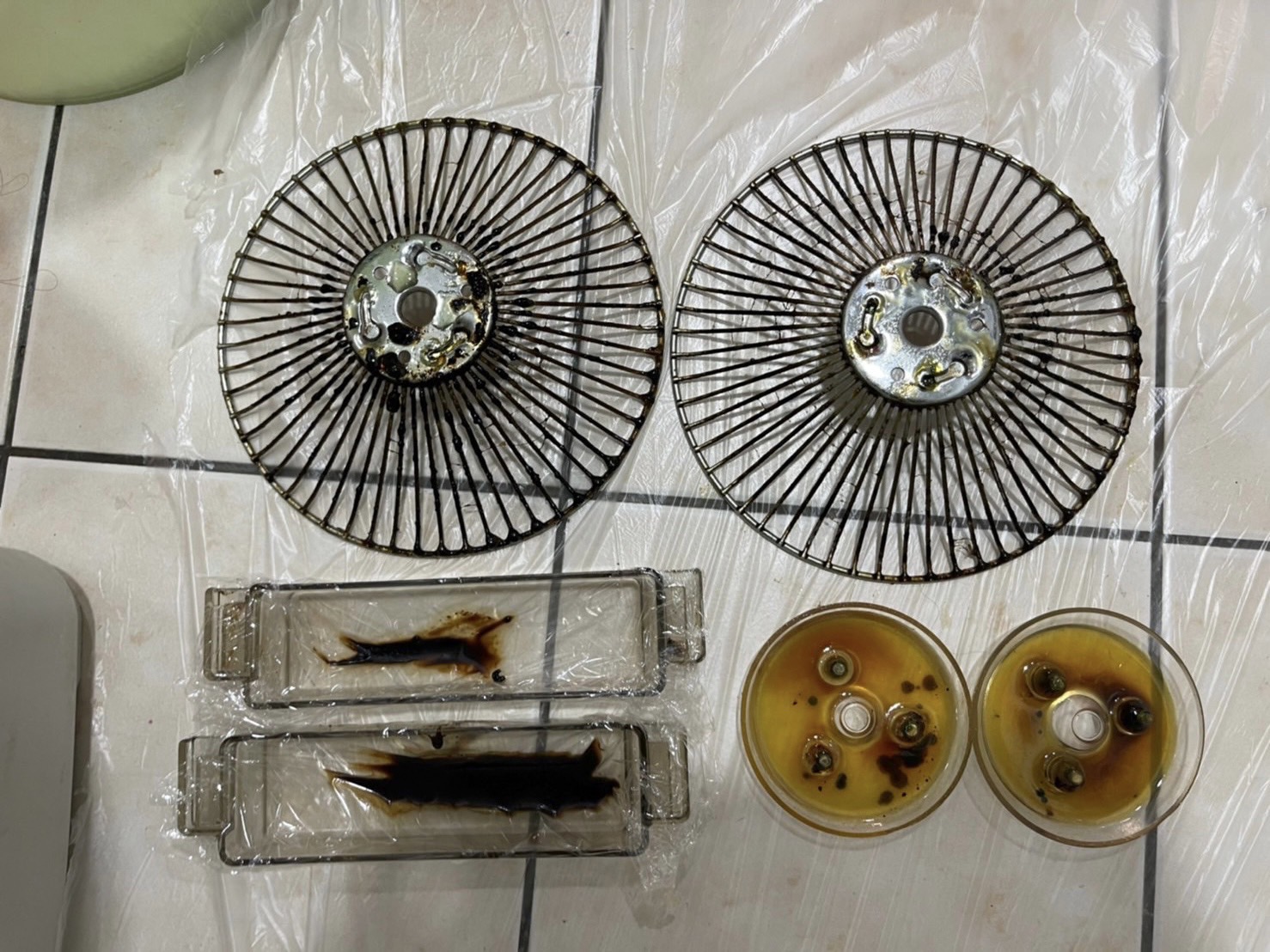 日積月累，抽油煙機內充滿了油污焦垢，想要清理乾淨，真的超辛苦！