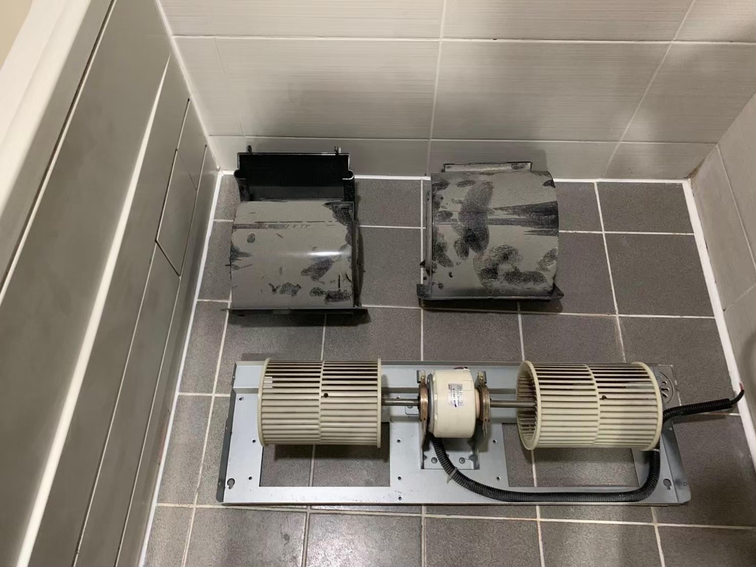 新竹洗冷氣推薦品牌洗洋洋居家清潔，作為全臺首選的冷氣清洗、洗衣機清洗專家，一直秉承著為新竹冷氣清洗客戶提供最優質的服務理念。他們擁有經驗豐富的專業清洗團隊，被新竹冷氣清洗客戶親切地稱為「洗洋洋清洗特攻隊」。這支隊伍不僅技術專業，更以細緻入微的服務態度，確保每一次清洗都能達到新竹冷氣清洗客戶的滿意，絕對是優質的新竹冷氣清洗公司。