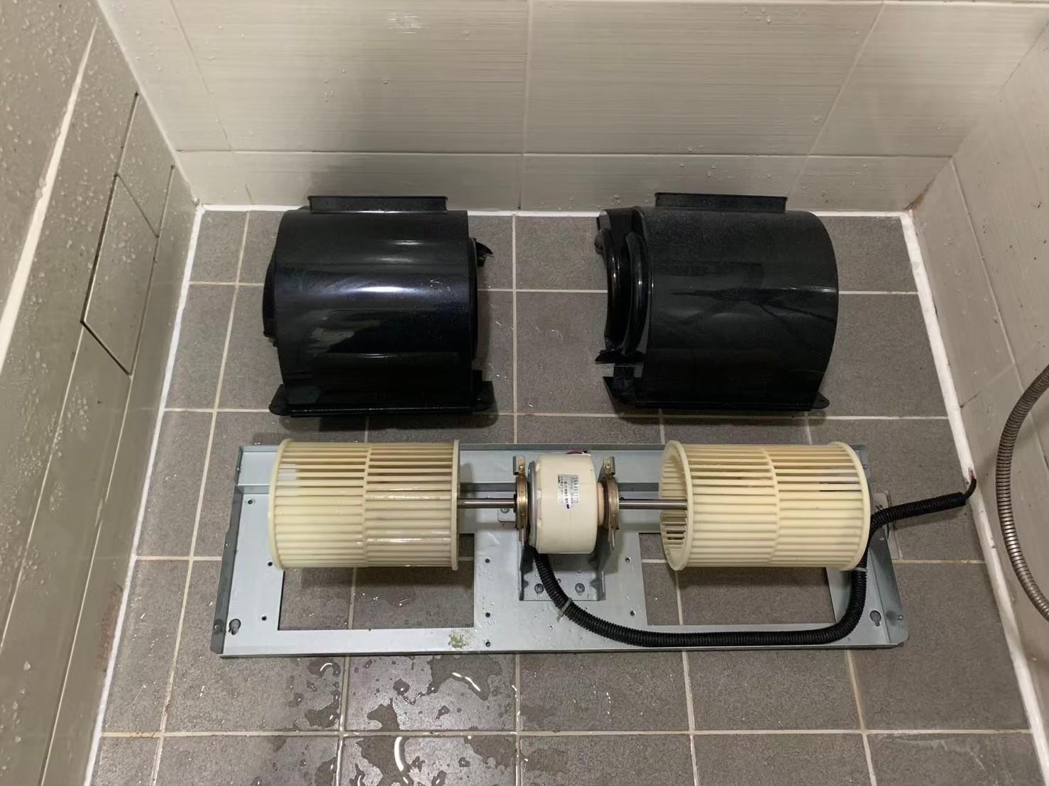 新竹冷氣清洗推薦洗洋洋居家清潔的原因，是因為洗洋洋長年致力於為客戶提供全方位的居家清潔服務，其中，分離式冷氣清洗是公司最大的特色服務之一。在新竹清洗冷氣過程中，他們會嚴格遵守新竹清洗冷氣操作規程，確保每一步都精準到位。同時，還會額外為客戶提供一些實用的新竹洗冷氣保養建議，幫助客戶更好地維護和使用冷氣機。