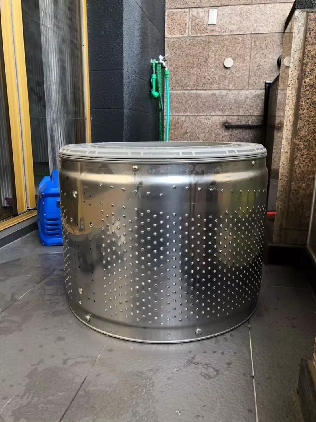 洗洋洋居家清潔最特別的地方，就是不用強酸強鹼化學藥劑，而是以高壓水刀進行物理清洗，這樣的方式能徹底沖除卡在槽壁和軸心間的黴菌與污泥，對人體和洗衣機都比較安全。