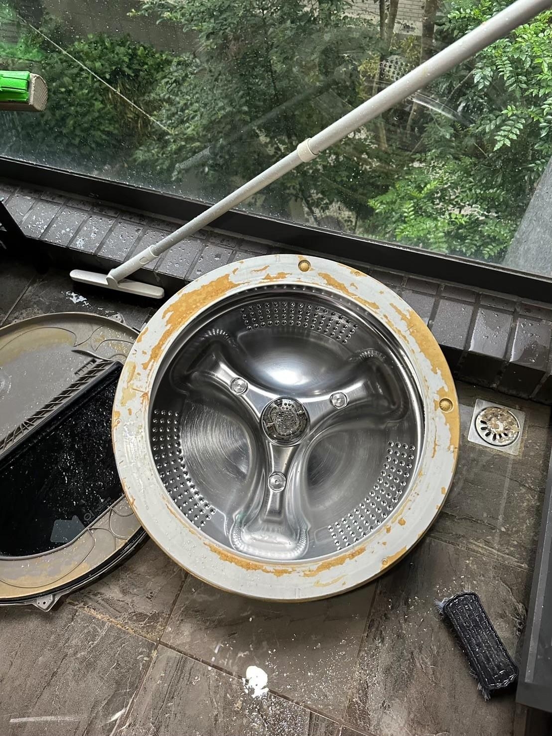 洗衣槽清洗後可以讓衣服洗得更乾淨，也能延長洗衣機的使用壽命。自行清洗洗衣槽和專人洗衣槽清洗差在哪？保持洗衣機槽清潔度、清洗後的日常保養10技巧一次整理，再也不怕異味與惱人的髒污。