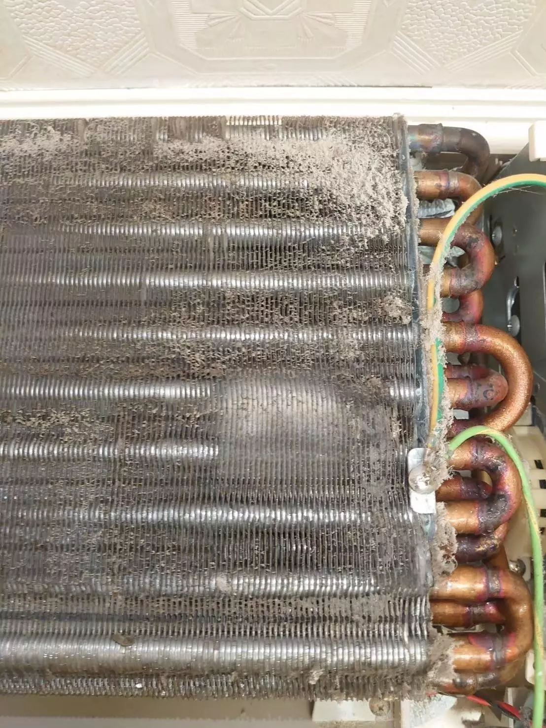 長期不台中冷氣清洗可能帶來一系列問題，從健康隱患到冷氣機的性能下降，甚至可能縮短其使用壽命。