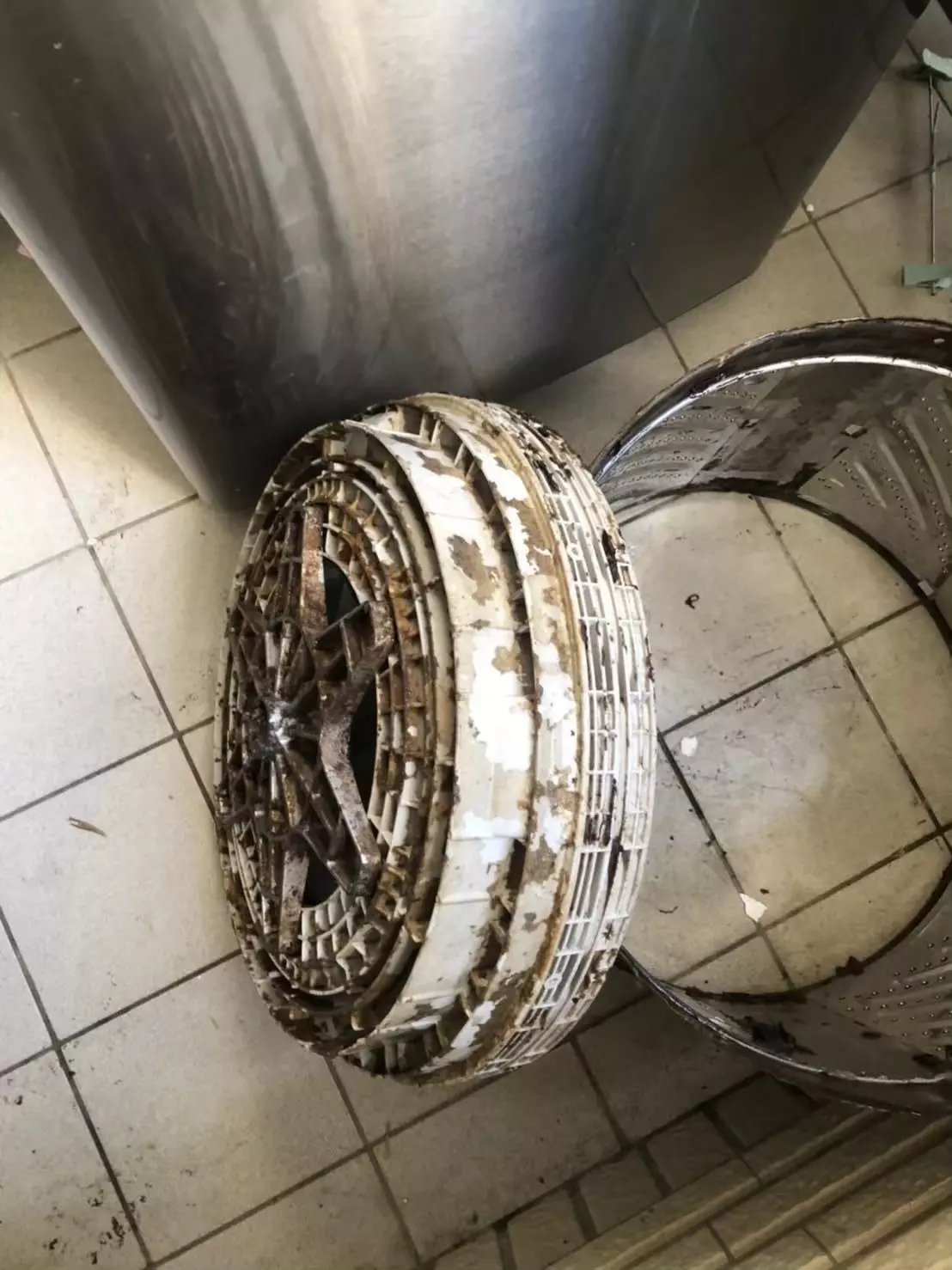 槽洗淨要加什麼？另一個實用的方式是先將清潔粉用溫水化開，取一個水桶，加入比洗澡水稍熱的溫水，將清潔粉充分攪拌至完全溶解，再將溶液倒入洗衣槽中。