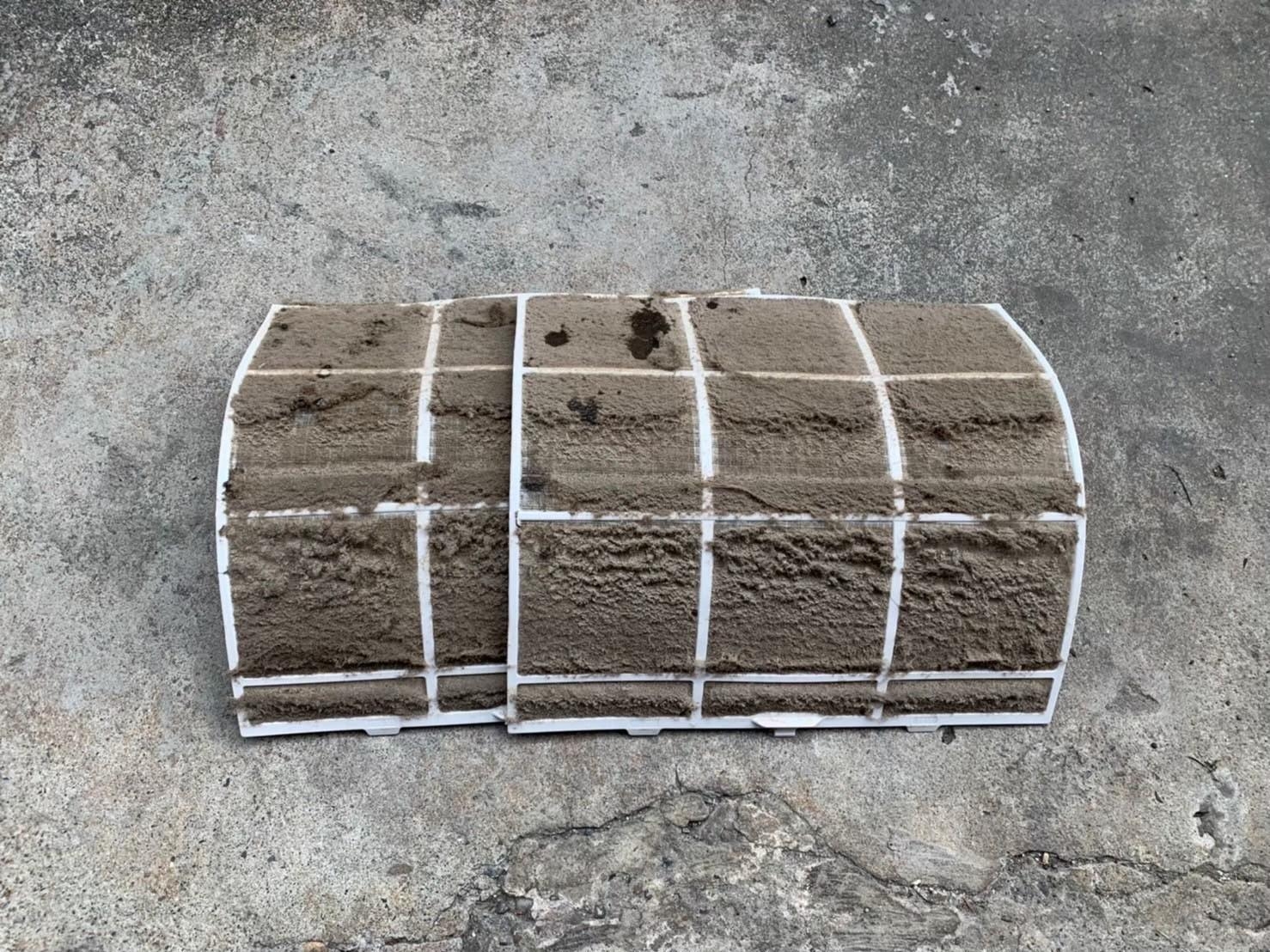 排水管跟濾網被棉絮或灰塵卡住可能造成冷氣故障，這時候冷氣就會失去排水功能，造成分離式冷氣出風口滴水的問題產生，所以一定要按時清理。