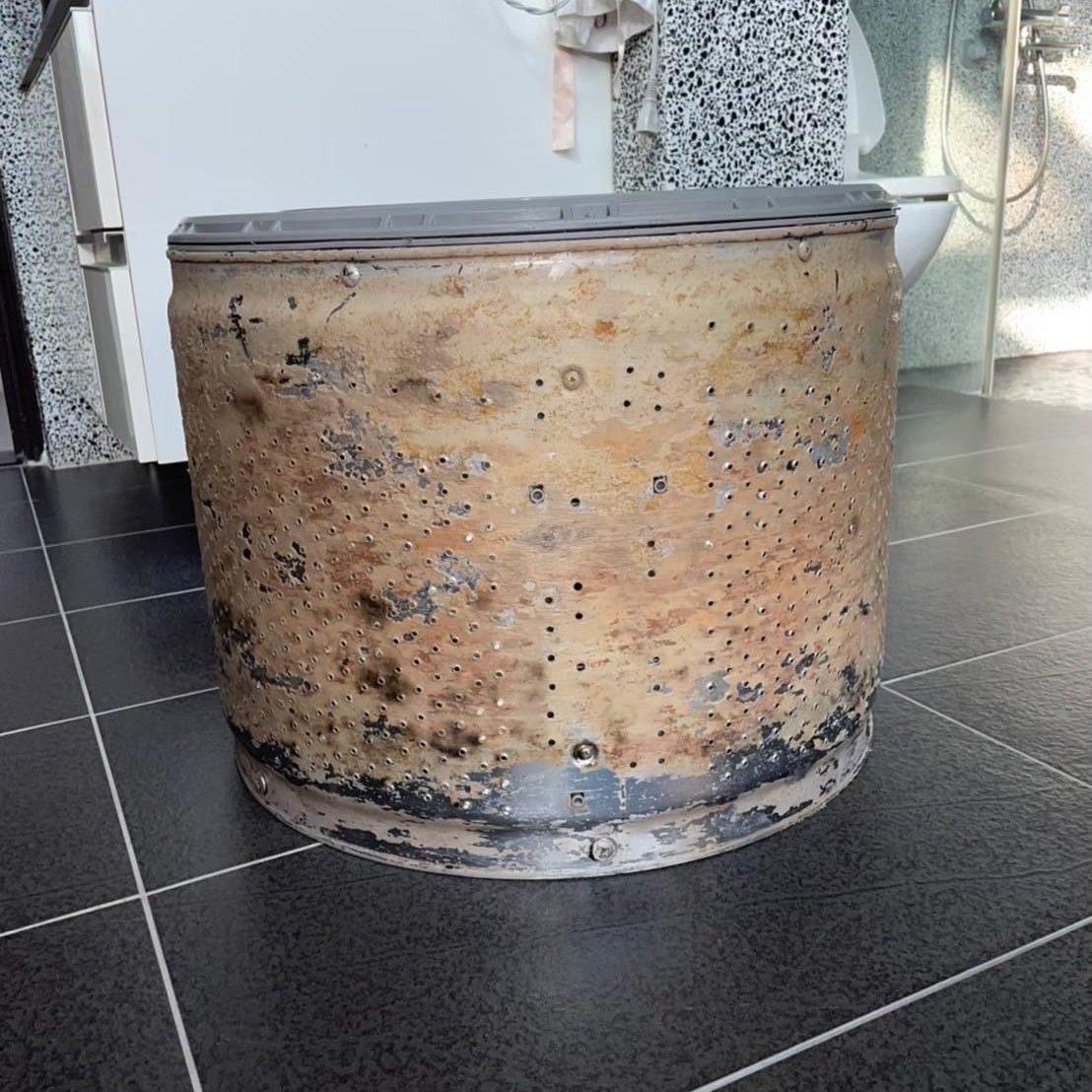 如果是自己住在台北清洗洗衣機，大約2～3個月洗一次即可。不過自己清洗只能洗到洗衣機的內槽，只能做日常保養。台北洗衣機清洗大約半年到一年至少要洗一次。