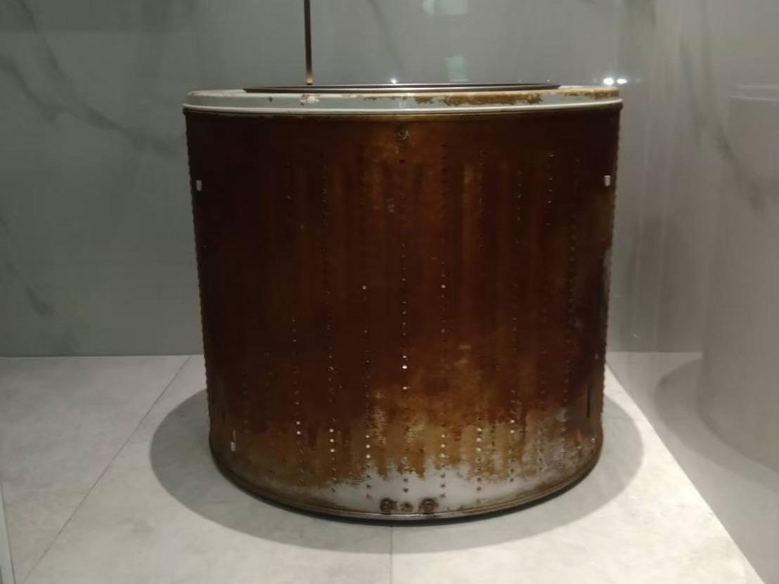 洗衣槽內部深層清潔前，洗衣機拆卸後的內桶，佈滿了陳年污垢，光看就嚇死人！新北市洗衣機清潔服務讓衣物更乾淨、居家環境更健康。