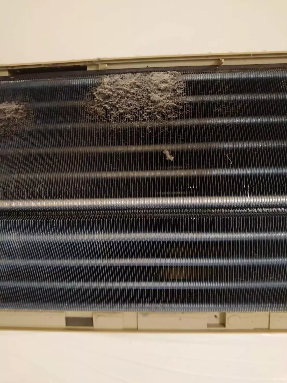 冷氣清洗價錢依據冷氣機型而有所不同，無論是分離式、窗型還是吊隱式冷氣，每種冷氣清洗價錢會有差異，建議找專業的師傅，確保得到好的服務品質及合理的價位。