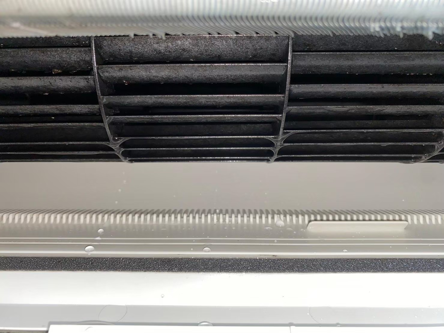 想讓冷氣更耐用又省電嗎？台中洗冷氣推薦專業服務，幫你徹底清除異味與灰塵，還原清新好空氣！本篇文章整理冷氣清洗的5大優點，並公開最實用的日常保養秘訣，從節能到健康一次搞懂。立即了解如何透過專業洗冷氣，讓居家環境舒適升級，享受暢快涼爽每一天！