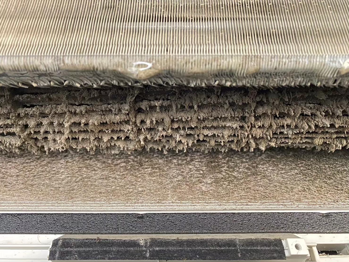 灰塵堵塞也會進一步導致散熱不良、排水堵塞的情況，定期預約台中冷氣清洗推薦服務，可以讓冷氣系統正常運作，減少冷氣故障問題產生，降低冷氣故障率及報修。