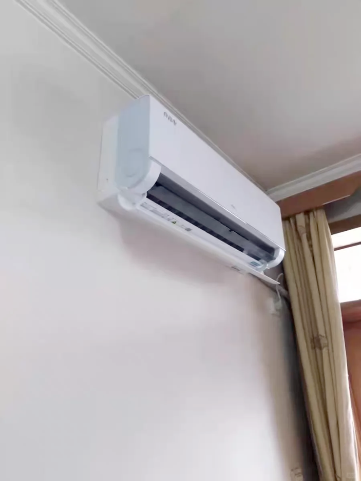 冷氣出風口噴水超困擾，到底冷氣噴水原因有哪些？臨時出現滴水的情況該怎麼辦，教你應對方法處理冷氣口噴水的問題。平常定期冷氣清洗，也能降低冷氣出現問題的機會。