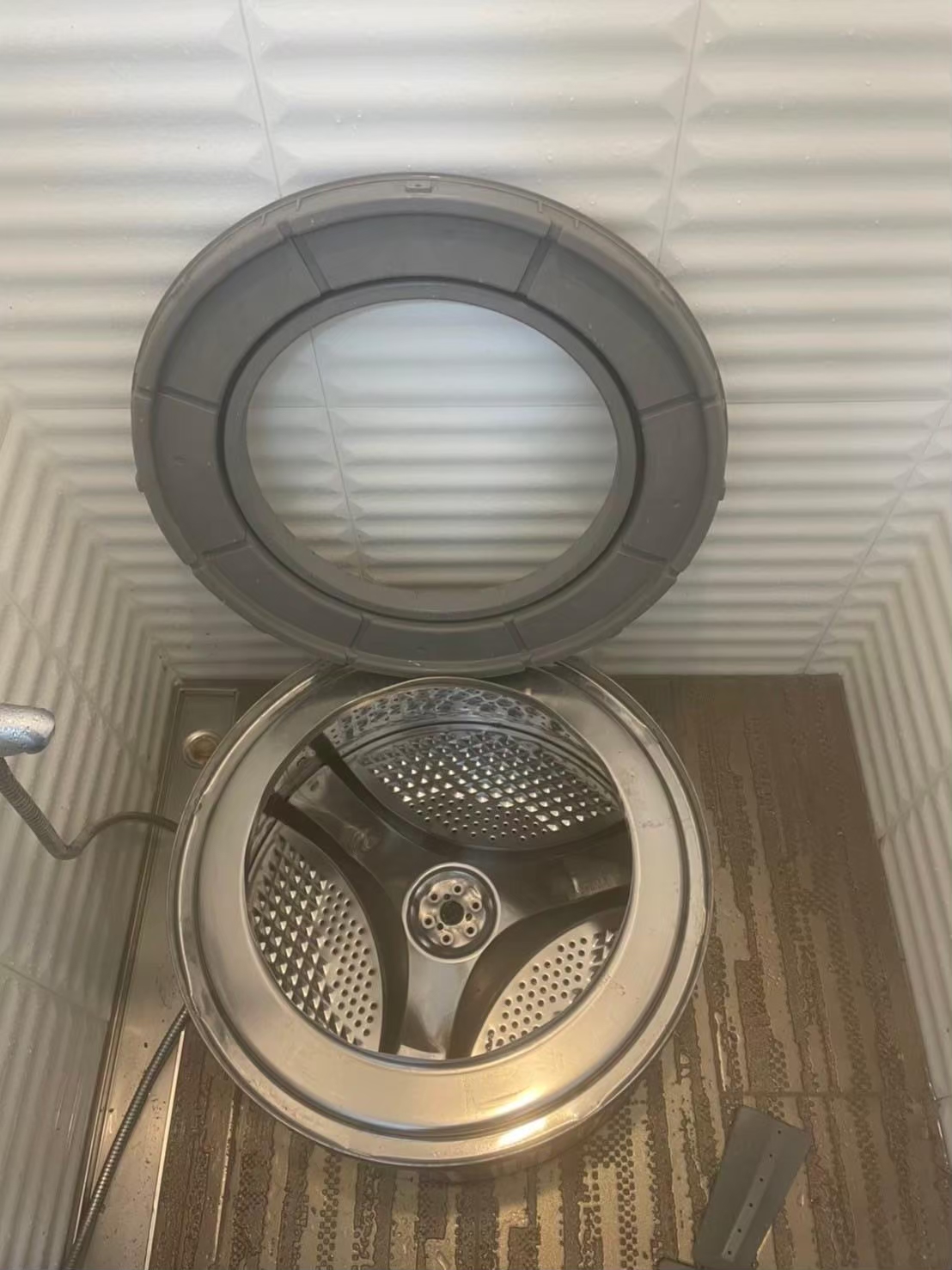 清洗滾筒洗衣機其實不容易，深層滾筒式洗衣機清潔更要拆卸整個洗衣機才能完成，通常會清出很多髒東西、滾筒洗衣機棉絮。建議清洗滾筒洗衣機頻率多久一次才好呢？