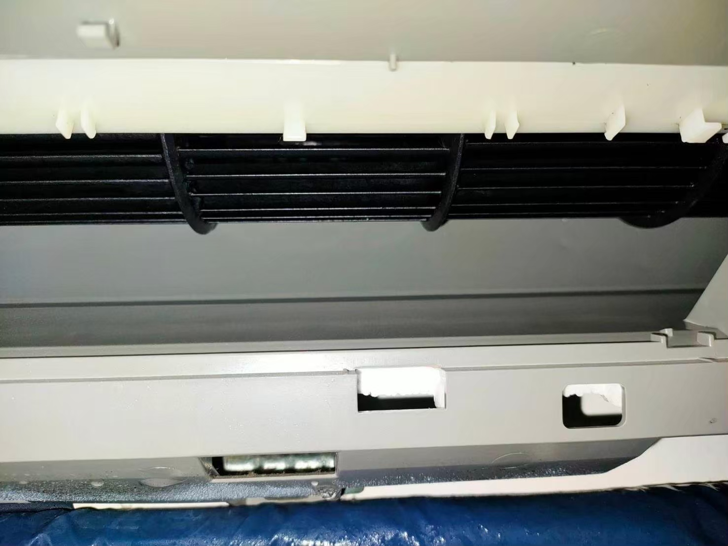 冷氣室內機會滴水是令人頭疼的問題，尤其是冷氣需要使用時。冷氣滴水的常見問題，無論是冷氣滴水原因、能不能繼續吹，相關問題一次全解答。想快速解決冷氣滴水，專業冷氣清洗師傅教你如何自救！