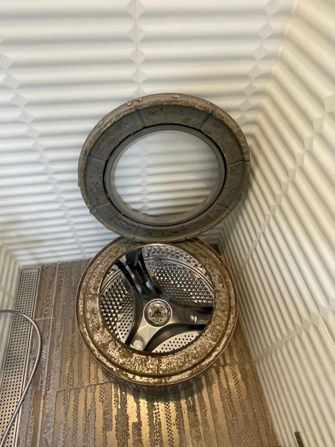 拆卸清洗的同時，清洗滾筒洗衣機人員還會用專業的清洗劑和工具對洗衣機內部進行深度清潔，包括滾筒、內壁、排水口等。這一步同樣需要30分鐘左右，因為需要確保每一個角落都清洗乾淨。