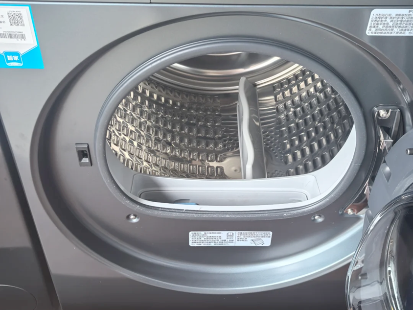 洗衣機毛絮超多，就算衣服洗乾淨，上面沾滿細小的洗衣機毛絮到底該怎麼辦？今天一起看看洗衣機毛絮對衣物的影響，滾筒洗衣機棉絮多的原因，還有超實用的滾筒洗衣機棉絮收集技巧！