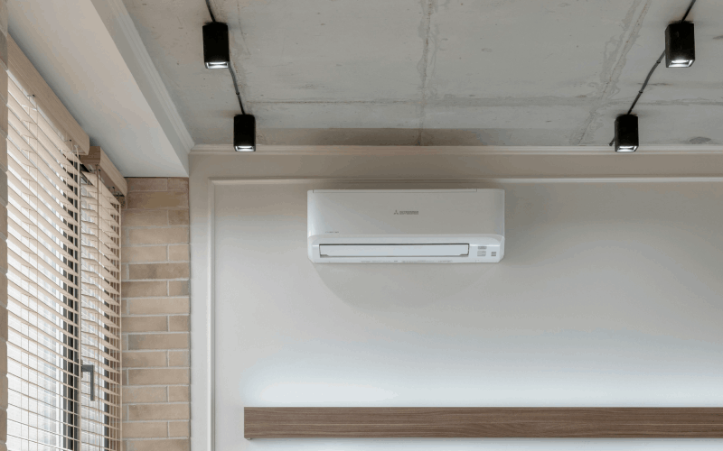 冷氣滴起了水珠，冷氣室內機漏水是不是瞬間心情就不好了？特別像日立這樣的大品牌冷氣，竟然也會出現漏水問題？遇到日立冷氣漏水、冷氣室內機漏水時，解析應該如何應對。