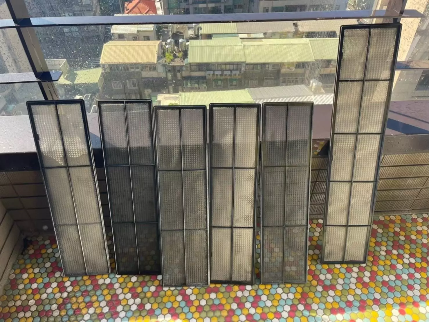 冷氣需要更長時間才能達到設定溫度，進而增加電費支出。堆積的灰塵與細菌可能隨著冷氣風吹入室內，影響家人的健康，特別是對過敏體質的人而言，更容易誘發呼吸道問題。