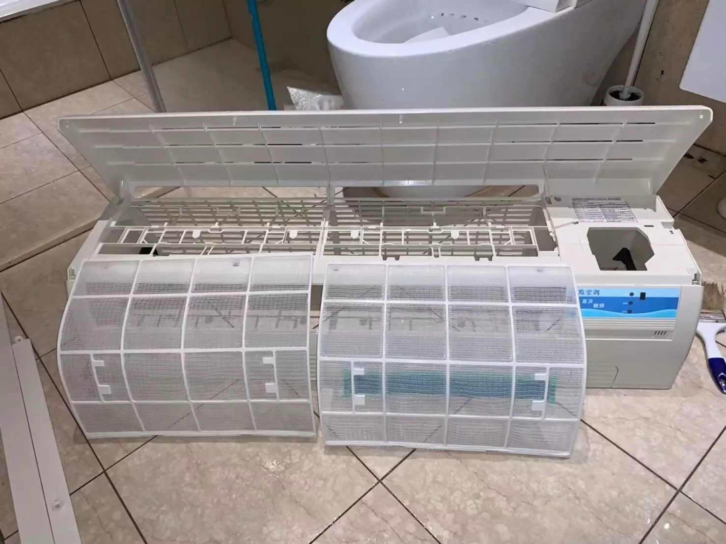 當冷氣機運轉時，你感覺到風量變小、冷房效果不佳，甚至還有異味？這些情況可能都是因為冷氣機內部堆積了灰塵、黴菌或污垢，影響了散熱與空氣品質，你可以自己動手冷氣機清洗