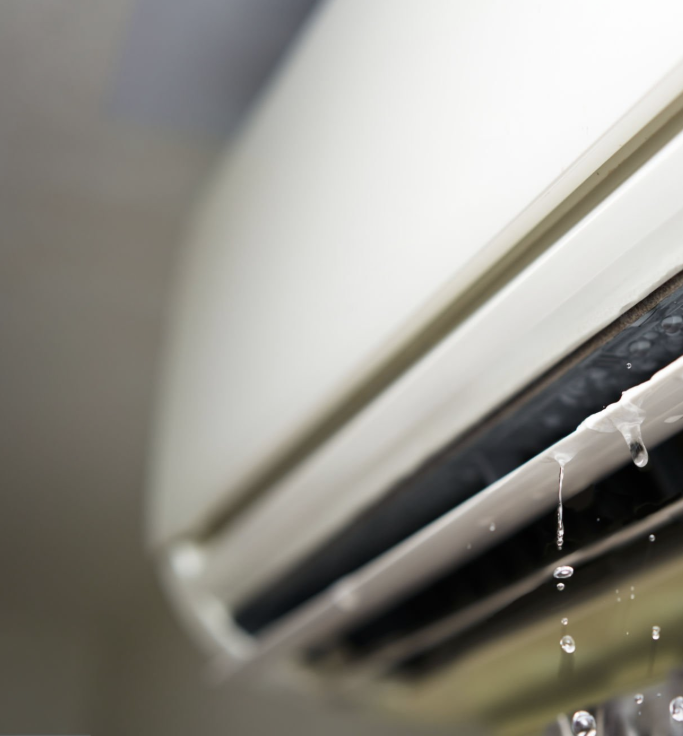 冷氣機滴水自救方法有哪些？冷氣一打開就狂滴水，會是什麼原因導致的呢？冷氣滴水維修人員，通常都會先檢查冷氣滴水盤，再看看是不是濾網、排水管太久沒清潔，髒污導致冷凝水無法順利排出。