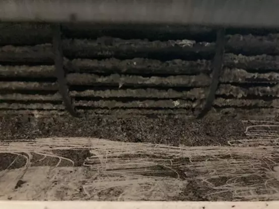 淡水洗冷氣現場作業畫面，師傅依照實際狀態進行清潔處理，讓冷氣清潔不只是表面整理，而是完整的內部清洗。