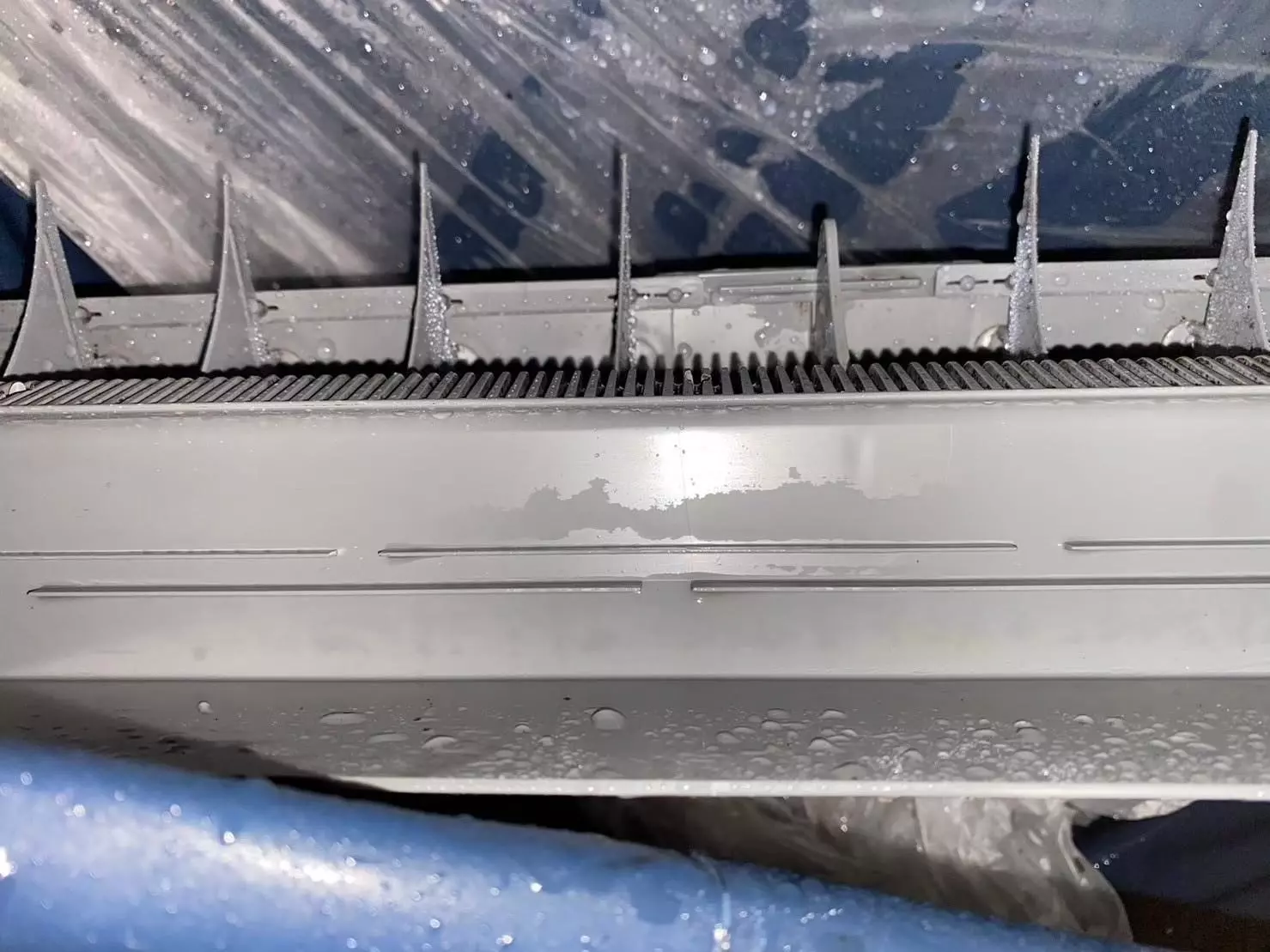 頭份地區冷氣長時間未清洗，很容易成為細菌、霉菌、塵蟎與空氣污染物的溫床，當冷氣吹送時，這些有害物質將透過氣流進入家中，影響家人的呼吸道健康，導致打噴嚏、過敏、咳嗽甚至呼吸困難。