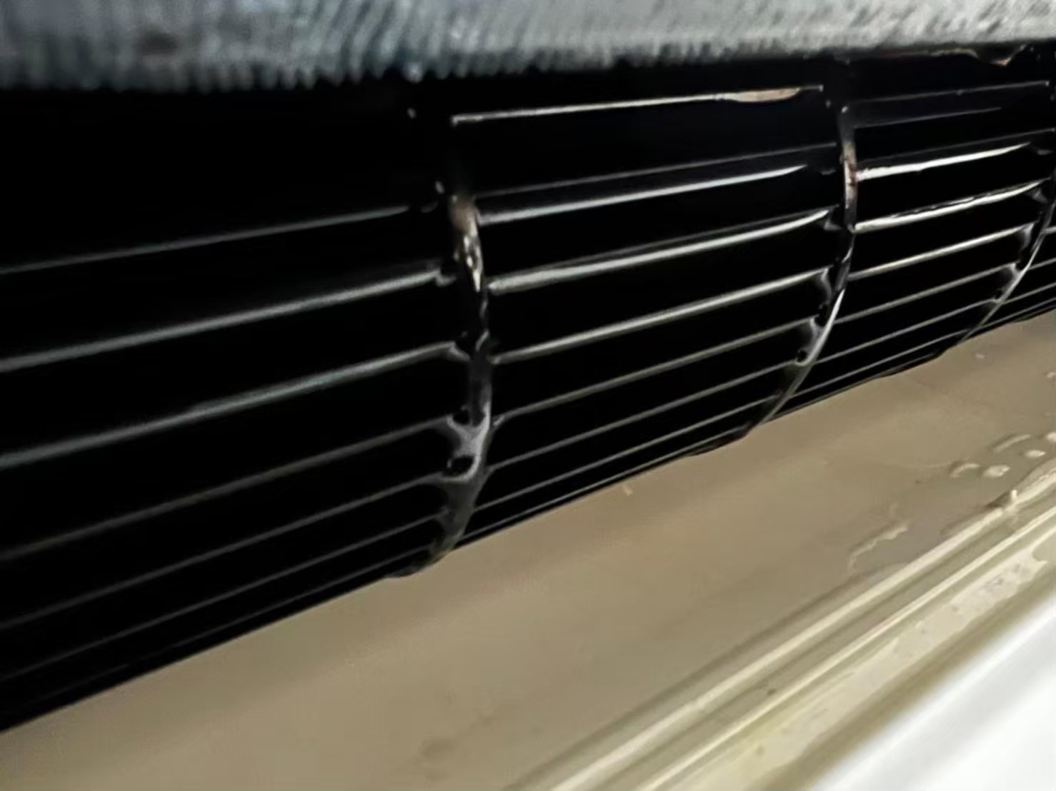 空調清洗、冷氣滴水盤、冷氣集水盤積水，你是否知道如何處理？炎炎夏日，正當你享受著清涼時，突然發現冷氣一直滴水，是不是讓人很頭疼？要說冷氣滴水，得先了解它的工作原理。