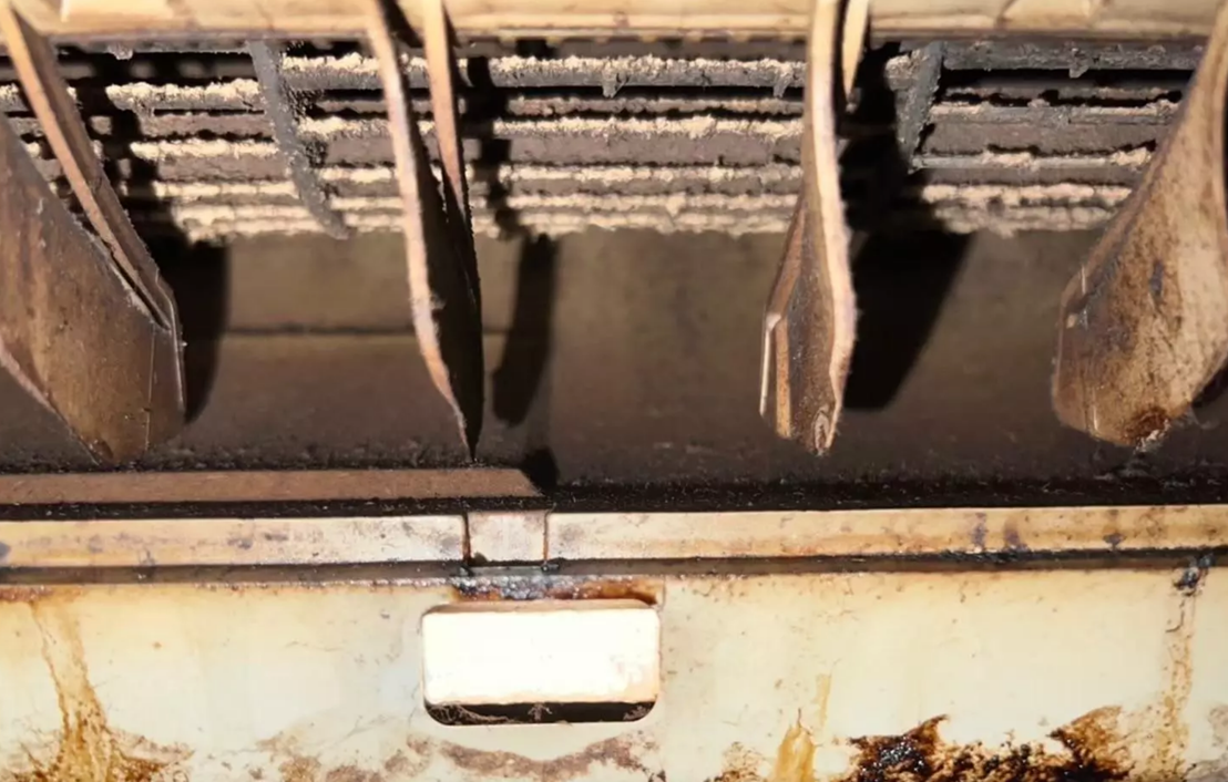 冷氣多久洗一次？清潔的頻率時間取決於使用環境與習慣，一般建議冷氣多久洗一次？答案是每年1次，但如果家中有寵物或住在空氣污染較重的地區，頻率時間可縮短至半年，確保冷氣運作順暢！