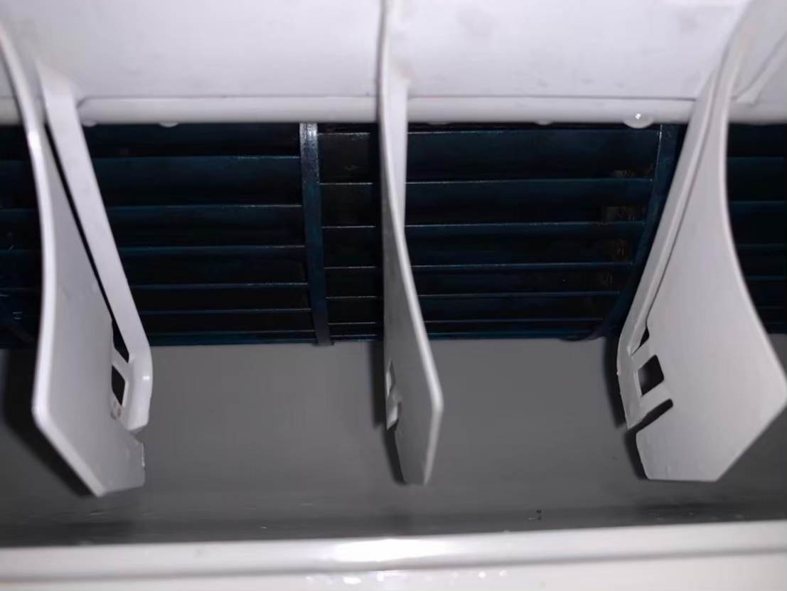 冷氣清洗完成後的實際狀態，內部看起來乾淨清爽，原本累積的髒污已處理完畢，整體出風感受也明顯不同，讓人一看就知道已經清洗完成。