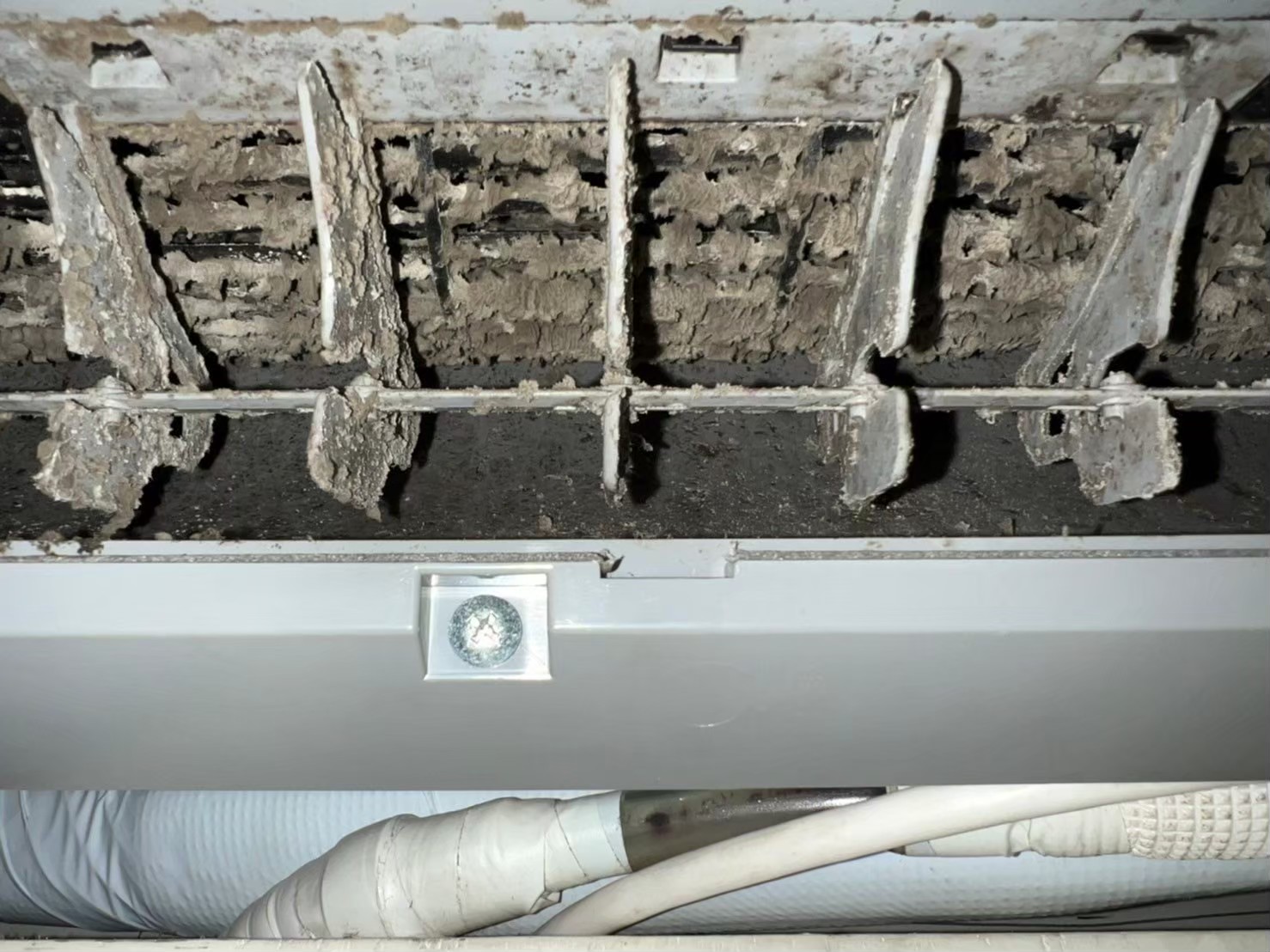 冷氣鰭片清洗是維持冷房效率的關鍵，特別是室外機散熱效果會直接影響冷氣運轉，定期進行冷氣鰭片清洗，不僅能改善室外機散熱狀況，還能降低耗電量，讓冷氣更省電又更耐用！