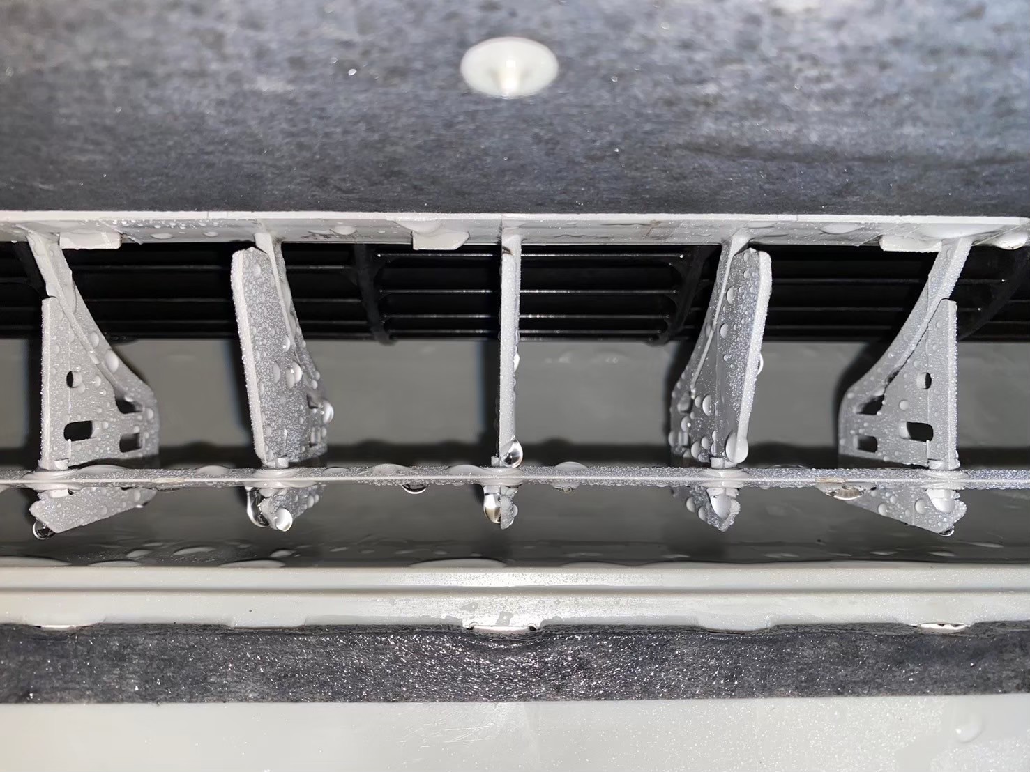 夏季來臨、溫度攀升，已經到了要天天開冷氣的時候，不過有些人一打開就嚇到，冷氣滴水一大灘搞得地板、牆壁都是水漬，如何解決冷氣機滴水的問題？現在馬上了解冷氣滴水的原因、處理方式和預防一次看！