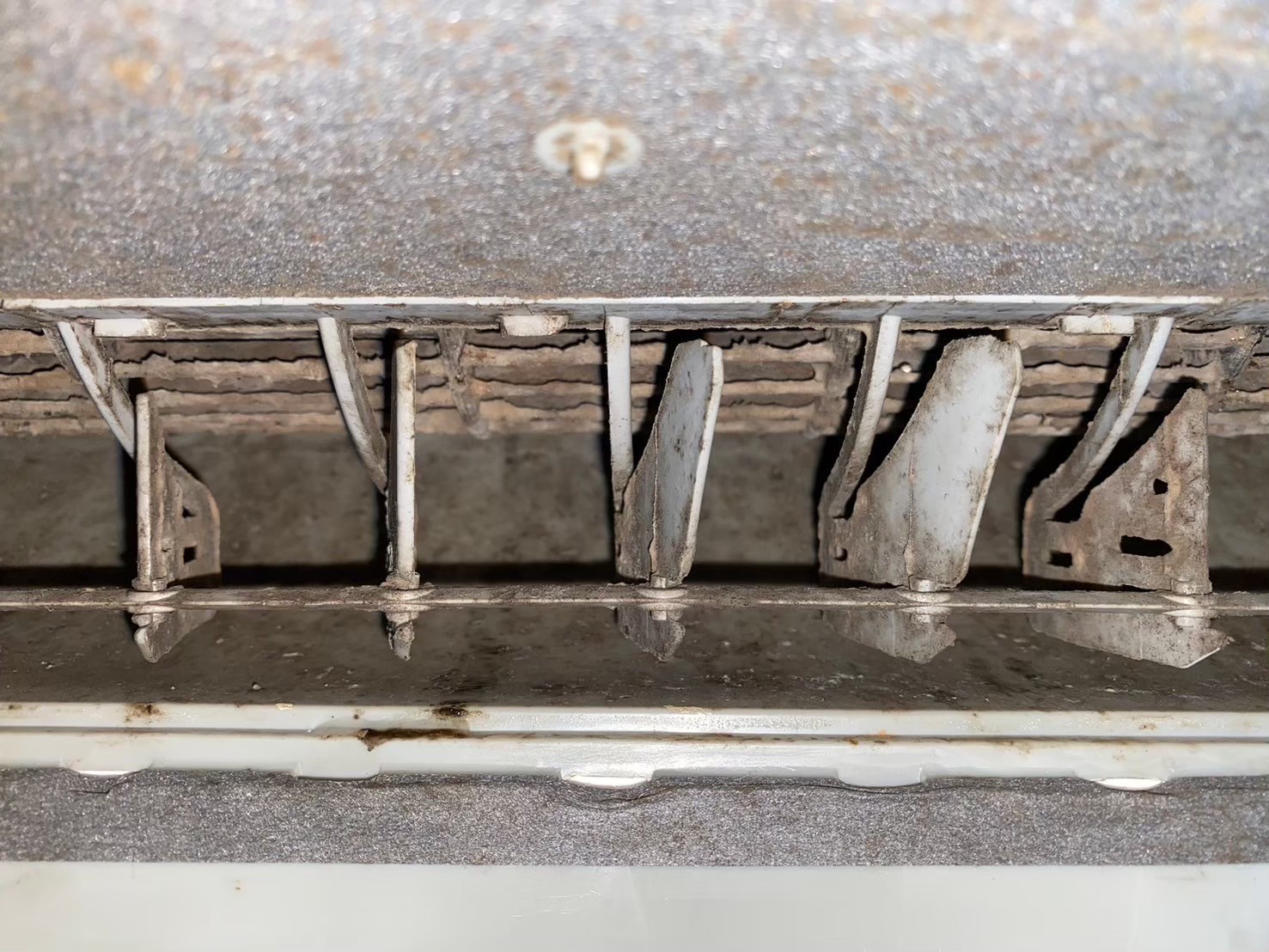 最近收到好多客戶詢問：「冷氣開久了總是滴水怎麼辦啊？」、「牆上被水漬弄得好難看......」今天就來聊聊這個讓人崩潰的冷氣滴水問題！如何解決冷氣機滴水？其實只要掌握這幾個關鍵點，自己在家也能輕鬆搞定～