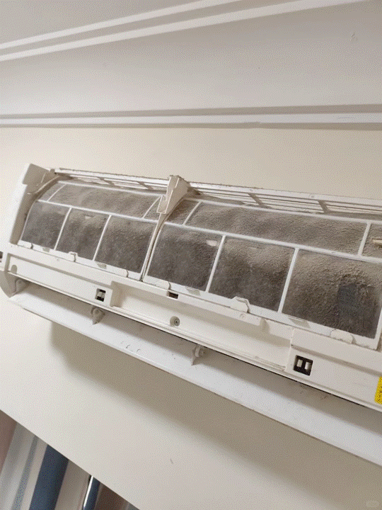 冷氣怎麼自己清洗？這個難題是每到夏季都會有的疑問，天氣變熱一打開就有霉味，甚至還會滴水，不知道該怎麼解決。洗冷氣的步驟究竟有哪些呢？師傅教你冷氣清洗一定要這樣做！