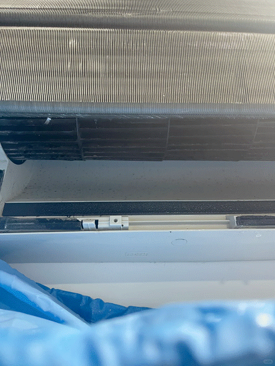 夏天冷氣使用量越來越大，你有保養過冷氣嗎？拆冷氣機外殼會先看到濾網，清洗完之後，要怎麼進行冷氣黴味處理？馬上教你解決清潔冷氣的難題，不再為了冷氣清潔傷腦筋！