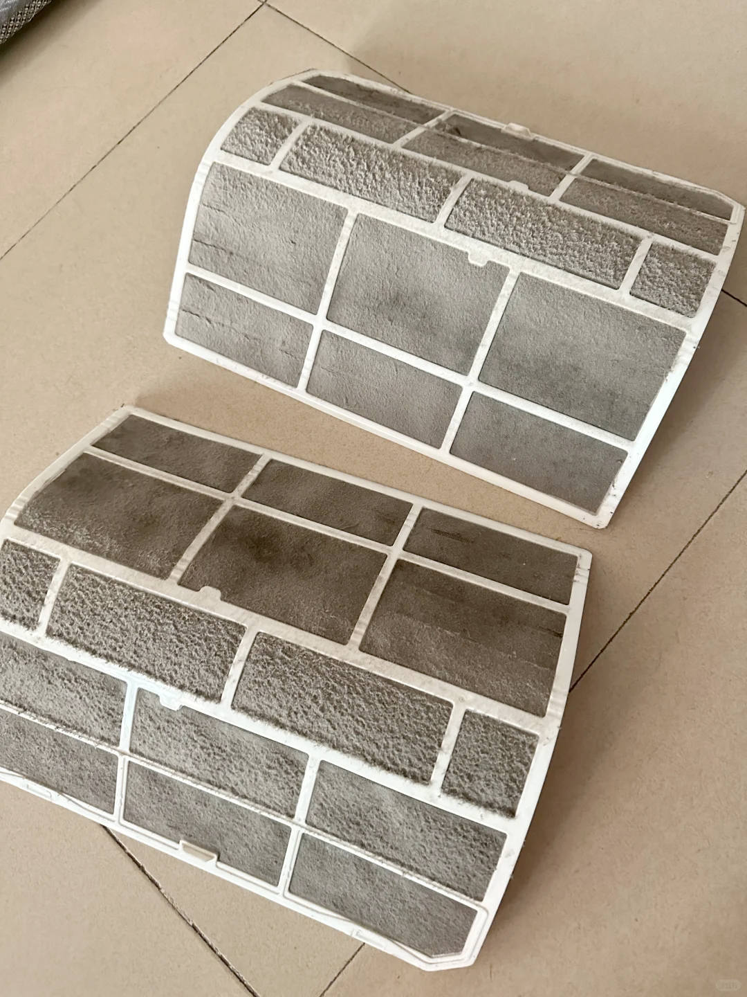 夏天到來，每天回家第一件事都是開冷氣，這時候冷氣突然滴水，該怎麼辦？冷氣吹到一半漏水多半是因為太久沒有洗冷氣，不只平常要清洗濾網，更要定期請專人深層保養！