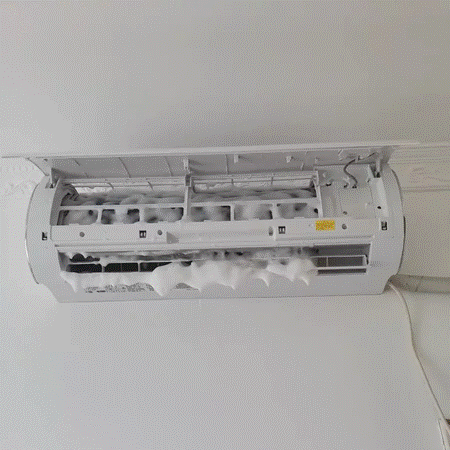 為什麼吹冷氣過敏在夜間更嚴重？因為睡覺時平躺會讓鼻腔分泌物倒流，加上冷氣持續運轉8小時以上，過敏原更容易被吸入呼吸道。為什麼吹冷氣會過敏？高雄市曾有案例是孩子整夜鼻塞用嘴呼吸，檢查發現冷氣出風口的黴菌量超標！經過徹底冷氣清洗後，過敏症狀竟在一週內緩解許多，吹冷氣過敏的關鍵解方藏在清潔機器內部！