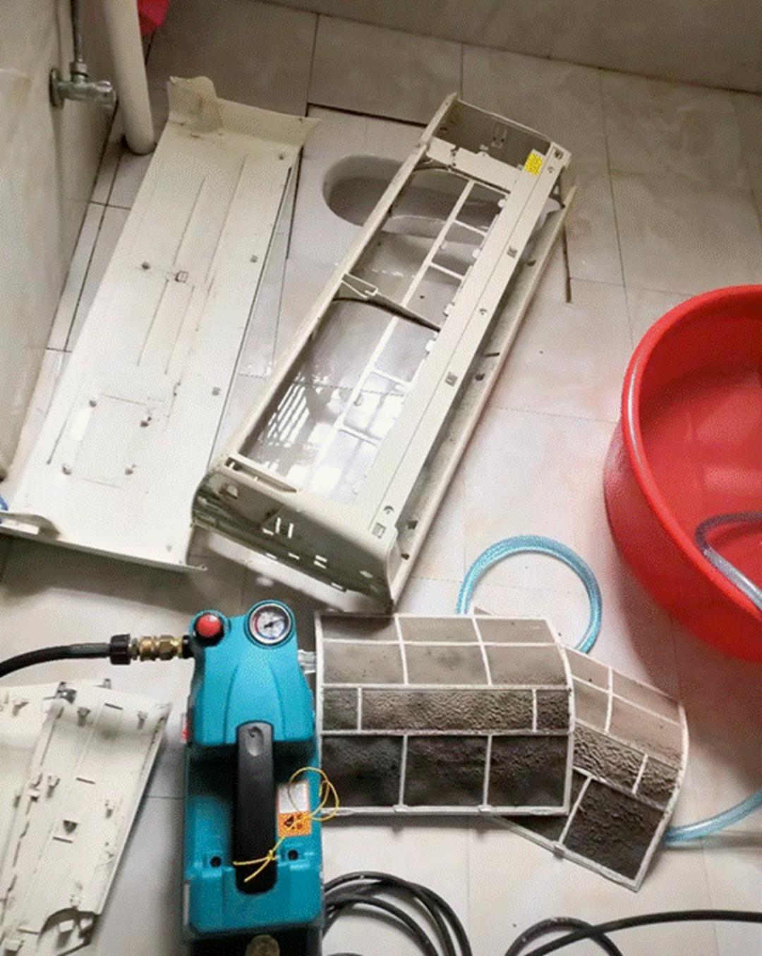 冷氣的散熱片，其實是製冷劑在裡面工作後，用來「釋放熱氣」的地方。可是這東西看不見摸不到，一般人根本不會去理它。但它超重要一旦散熱片卡灰塵或油垢，熱氣就排不出去，整台冷氣像在悶燒一樣。