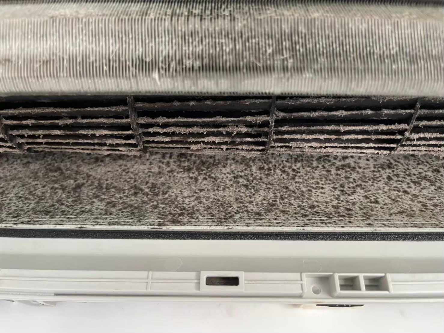 冷氣有酸味時，常讓人感到不適與困擾，還會影響居家與工作環境的舒適度。冷氣酸味原因和解決方法有哪些？透過專業清潔與定期保養，不但能改善異味問題，也能讓空氣品質更加清新安心。